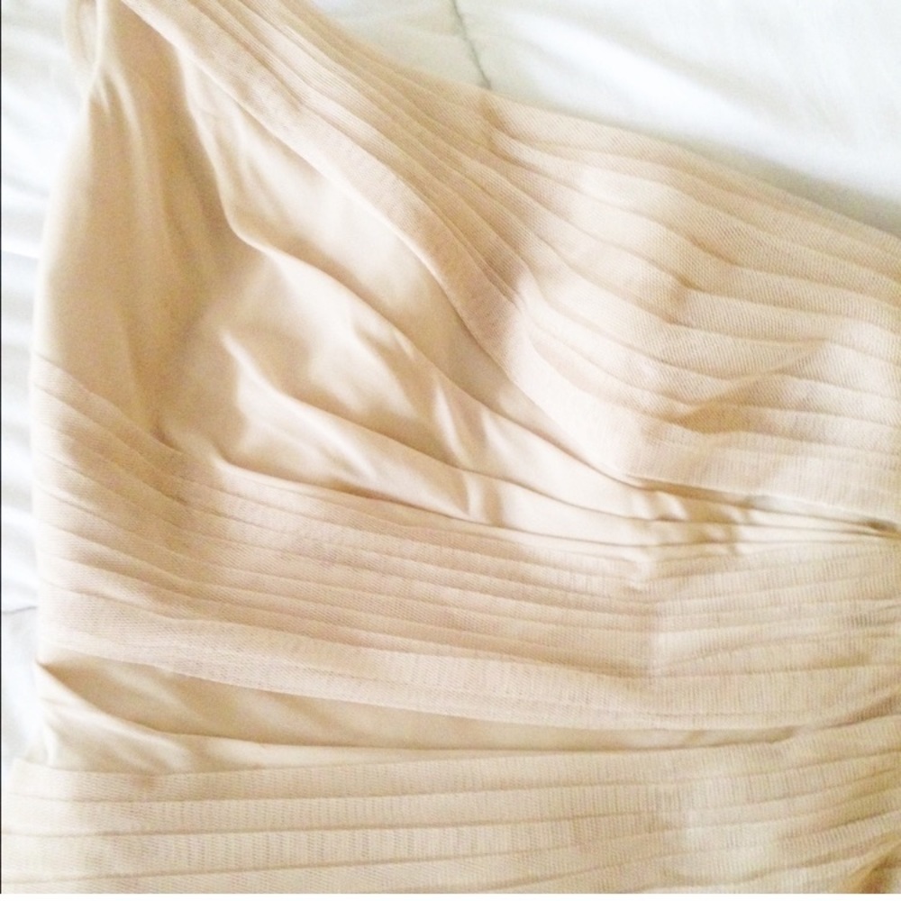 Like new Vera wang cream wedding dress size 4 - Picture 5 of 11